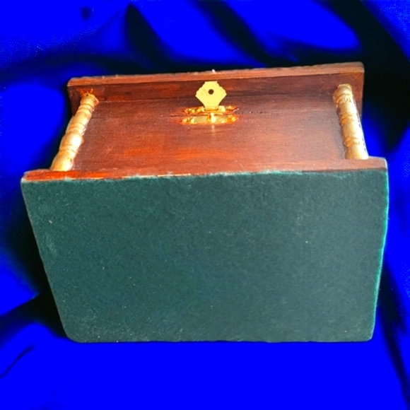 Vintage Hand-made and Hand-painted Wooden Christmas Jewelry/Trinket Box - Picture 7 of 9